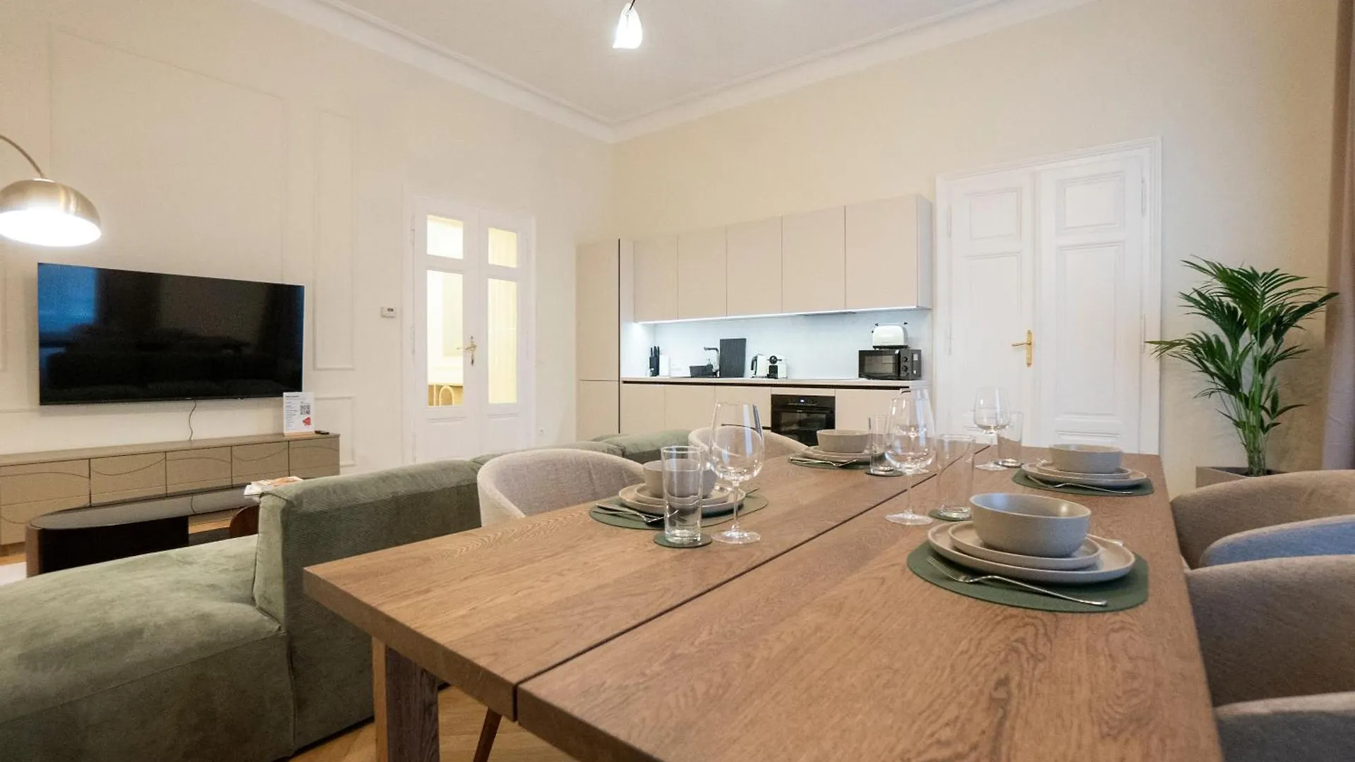 Elegant 2Br Apt Near Parliament, Self 24H Check-In Vienna Apartment