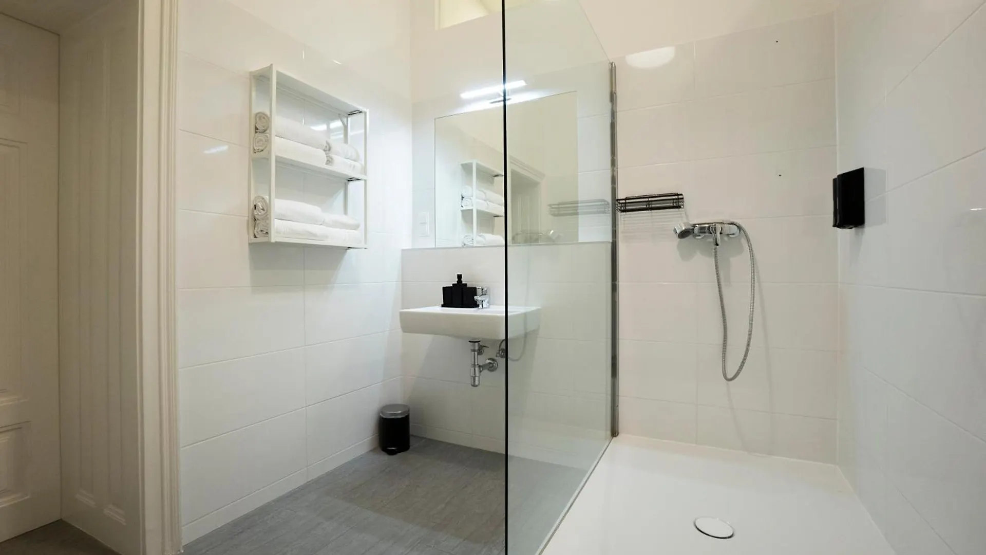 Elegant 2Br Apt Near Parliament, Self 24H Check-In Vienna Apartment